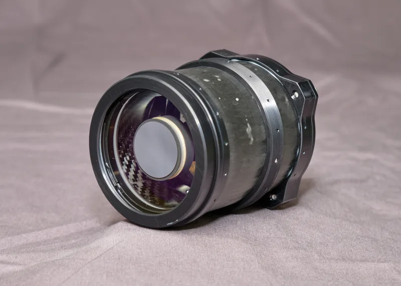 Chromar catadioptric lens with carbon-fibre barrel